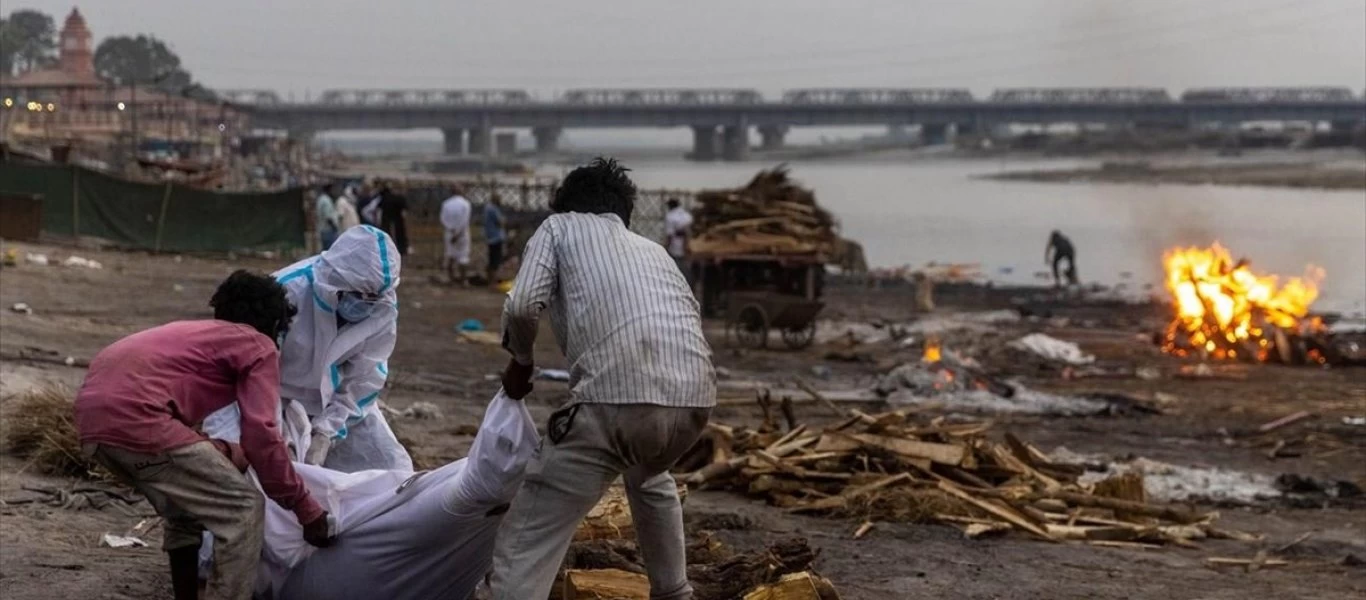 Τρομακτικές εικόνες: Δεκάδες πτώματα συνεχίζει να ξεβράζει ο Γάγγης (βίντεο)